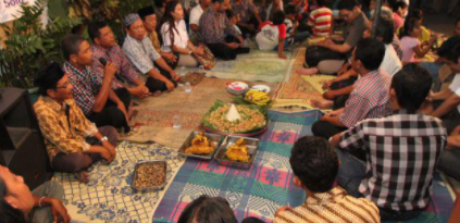 mitoni, slametan, dan ngesur tanah dalam budaya jawa